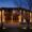 Finca de la Puebla iluminada por la noche con un diseño moderno