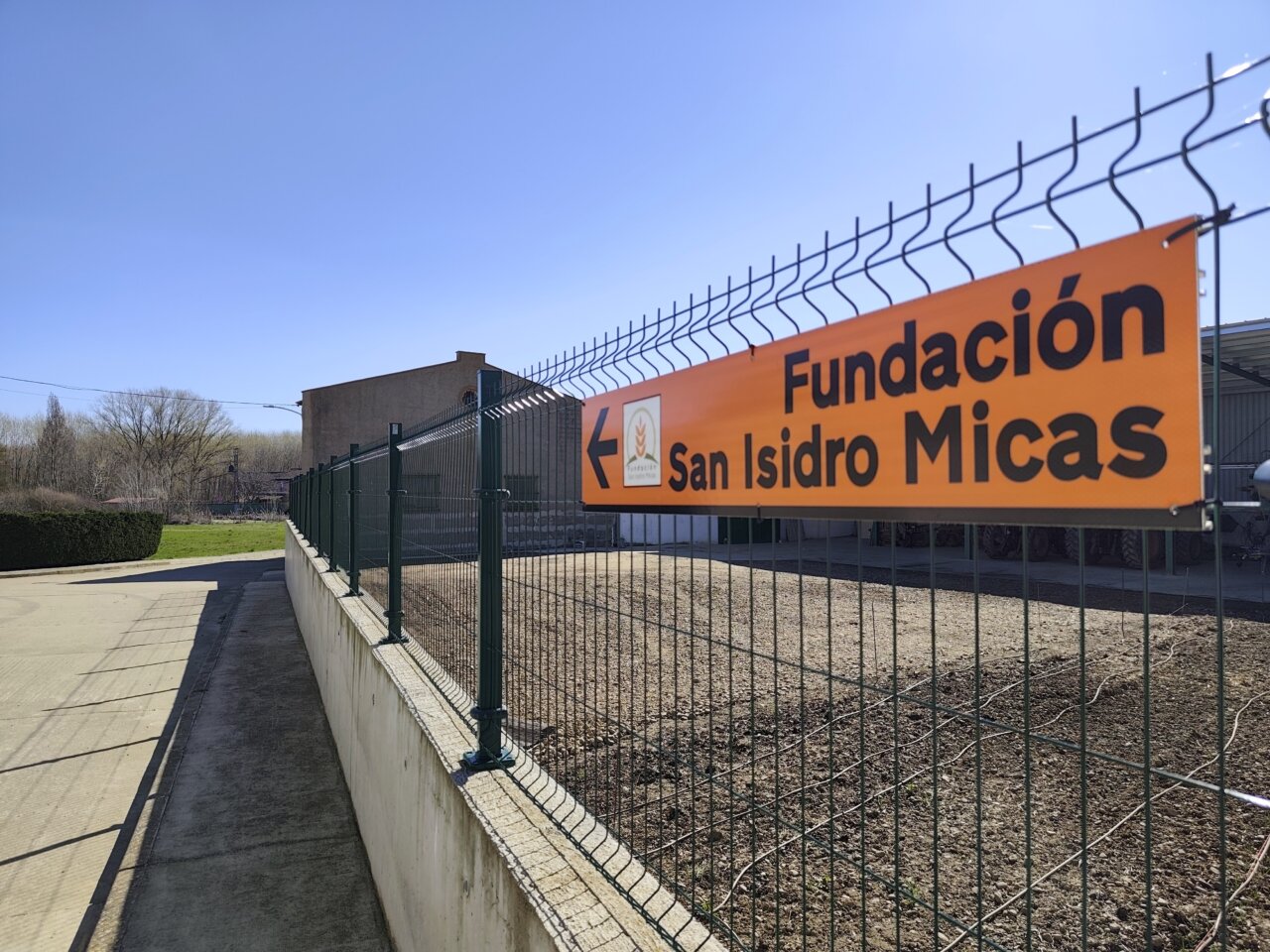 Fachada de la Fundación San Isidro Micas en Calzada de los Molinos
