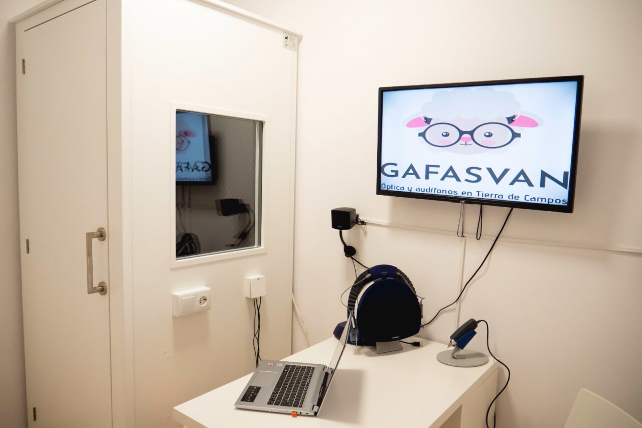Interior de la tienda Gafasvan con equipo óptico y auditivo