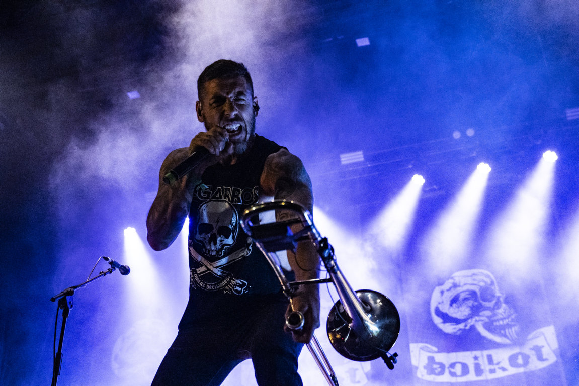 Vocalista de Boikot en concierto durante el Astudillo Punk Rock 2026