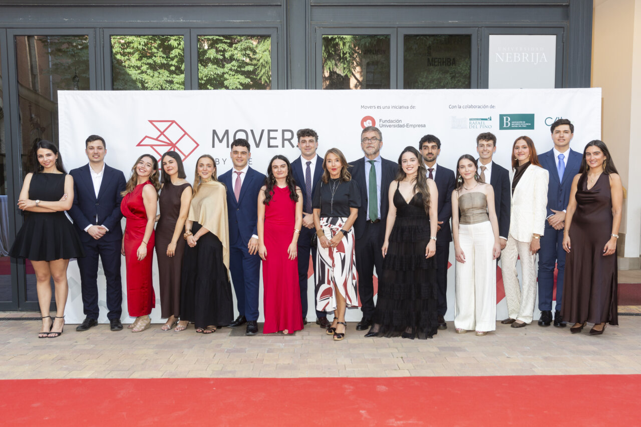 Grupo de ganadores del programa Movers by FUE en evento de premiación