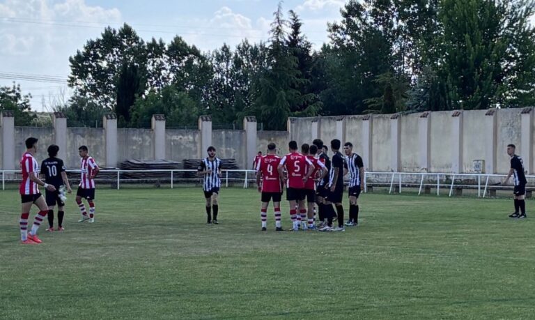 Jugadores en un partido de fútbol entre Herrera y Villalobón