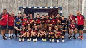Equipo de balonmano femenino celebrando en el Mundial Universitario