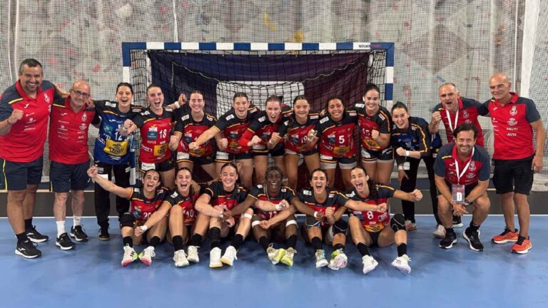 Equipo de balonmano femenino celebrando en el Mundial Universitario