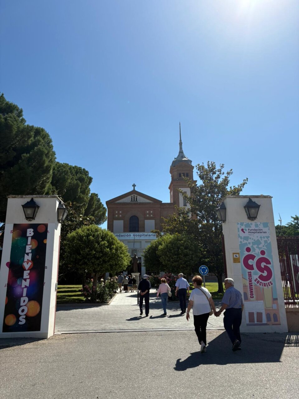 Entrada a la Fundación Hospitalaria con personas caminando hacia el evento