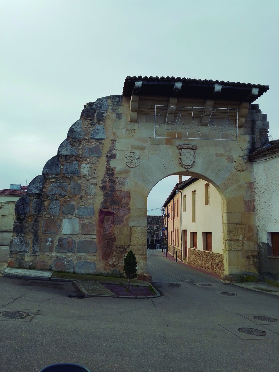 Arco histórico en Herrera de Pisuerga, Palencia, España