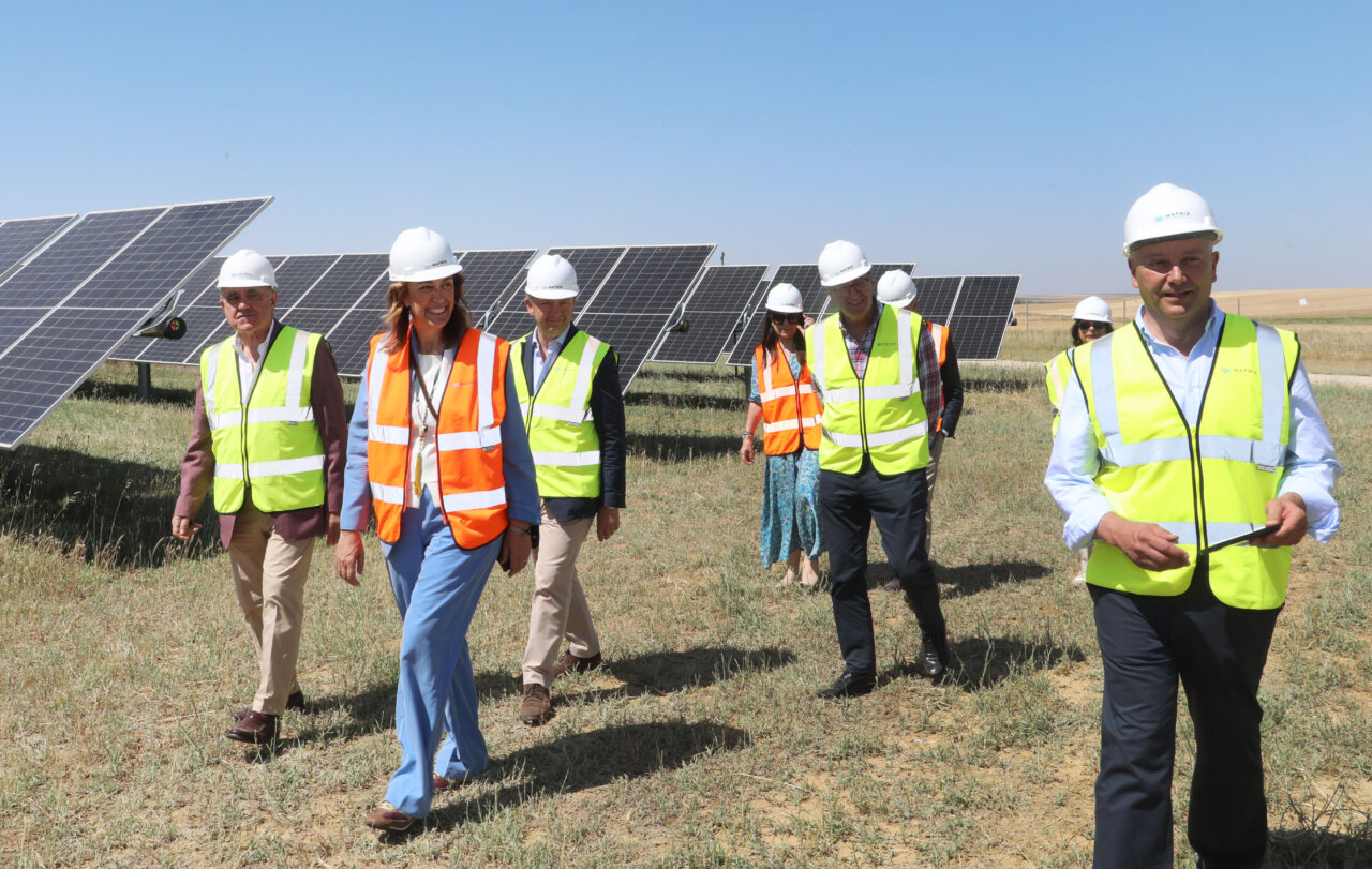 Grupo de personas en una planta fotovoltaica en Paredes de Nava