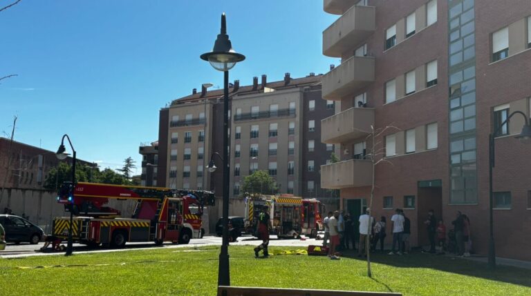 Intervención de bomberos en un incendio en la calle Laguna de Palencia