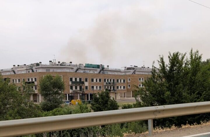 Humo visible desde la carretera debido a un incendio en Grijota
