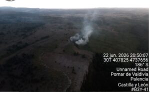 Vista aérea de un incendio en Pomar de Valdivia con humo visible