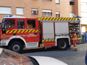 Camión de bomberos del Ayuntamiento de Palencia en la calle Laguna durante un incendio