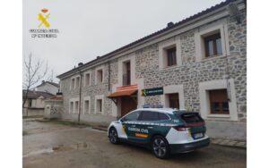 Vehículo de la Guardia Civil frente a una instalación en Palencia