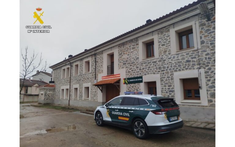 Vehículo de la Guardia Civil frente a una instalación en Palencia