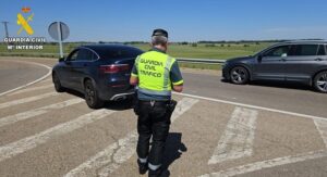 Agente de la Guardia Civil deteniendo un vehículo por exceso de velocidad