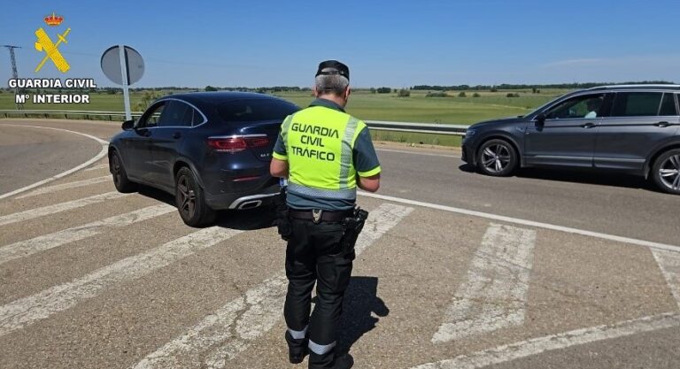 Agente de la Guardia Civil deteniendo un vehículo por exceso de velocidad