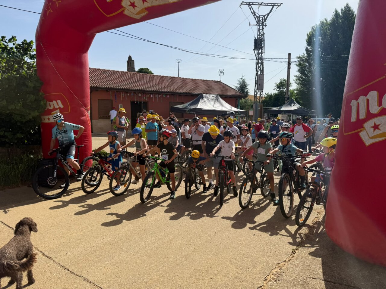 Participantes listos para la IV Marcha Solidaria Cembrero con bicicletas y un ambiente festivo.