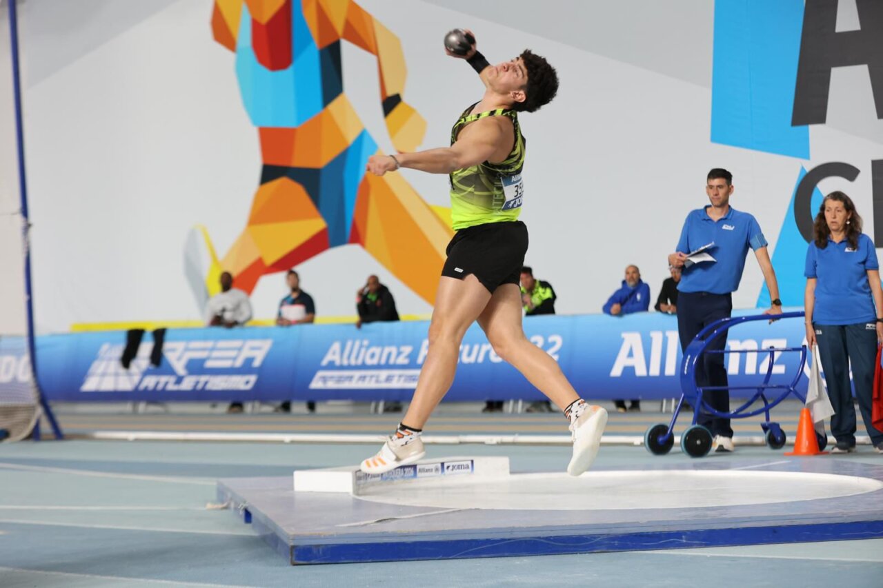 Iván García Álvarez lanzando la bola de peso en una competición de atletismo
