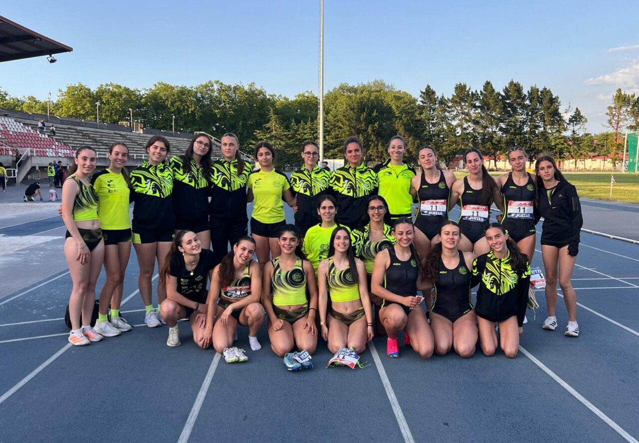 Equipo femenino del Club Puentecillas Palencia en evento de atletismo