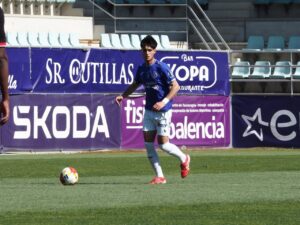 Jugador de fútbol Ivi Revuelta en el campo durante un partido