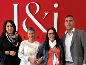 Equipo de J&J Seguros en su oficina en Palencia
