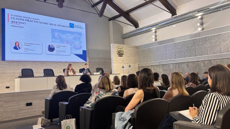 Expertos debatiendo sobre control interno en entidades locales en Palencia