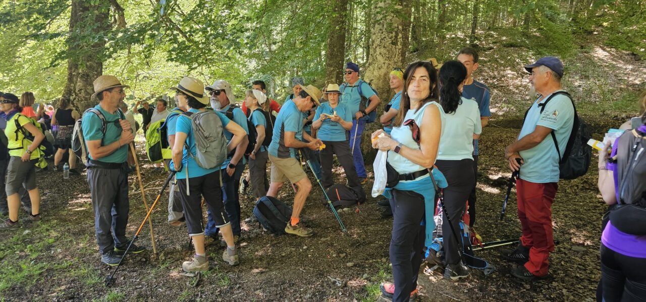 Grupo de senderistas en la jornada de convivencia en Barruelo de Santullán