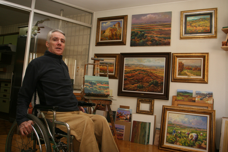 Jose María Paniagua en su estudio rodeado de pinturas