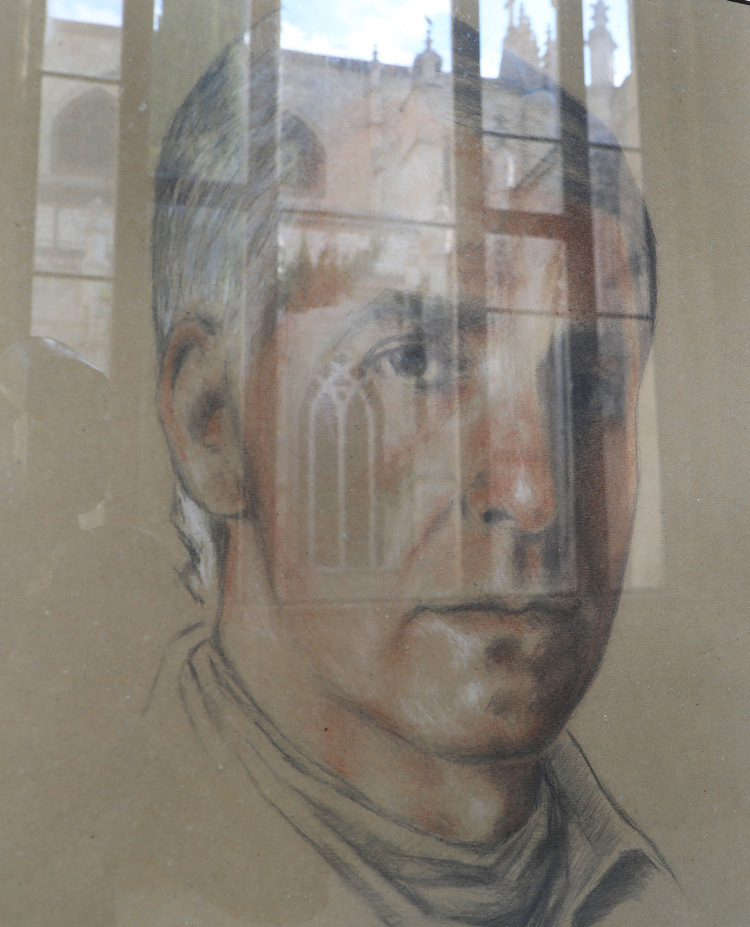 Retrato de Jose María Paniagua, pintor español, con fondo arquitectónico.