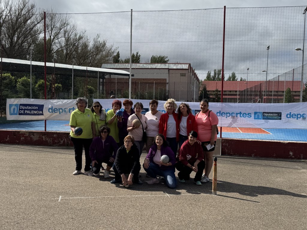 Grupo de mujeres participando en juegos populares en Saldaña, Palencia.