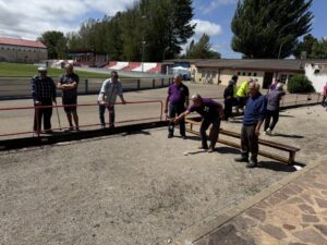 Participantes compitiendo en juegos populares en Saldaña, Palencia.