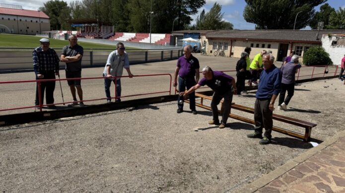 Participantes compitiendo en juegos populares en Saldaña, Palencia.