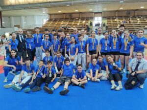 Grupo de jóvenes karatecas con medallas en competición