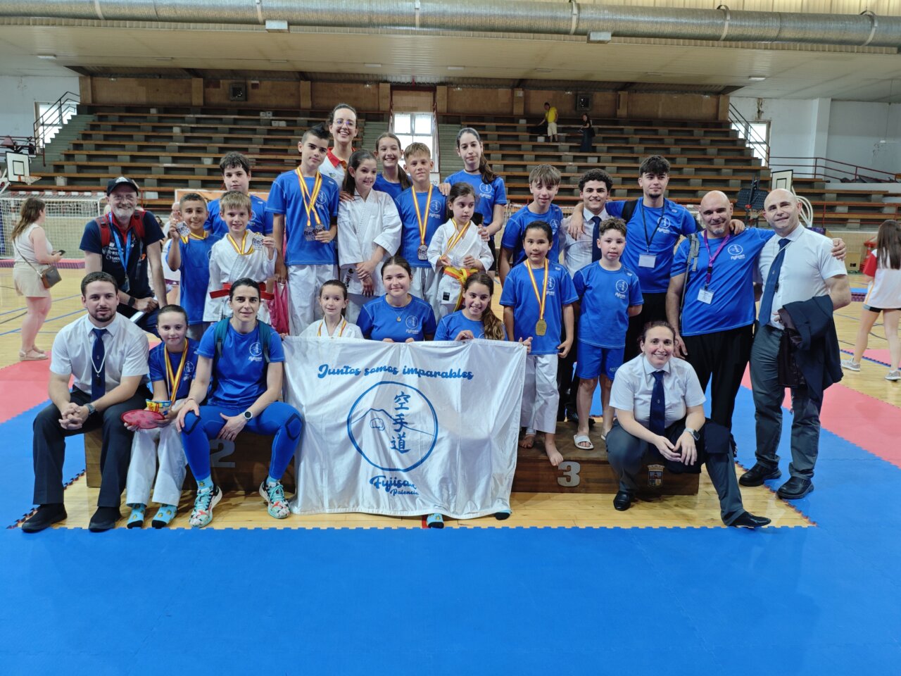 Grupo de karatecas palentinos con medallas en competición