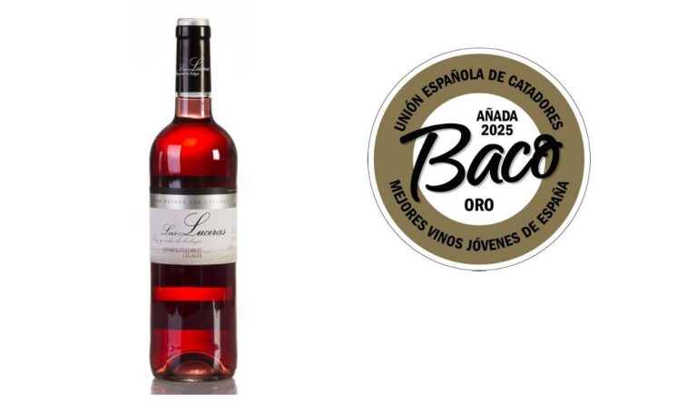 Botella de vino rosado Las Luceras con medalla Baco de Oro 2025