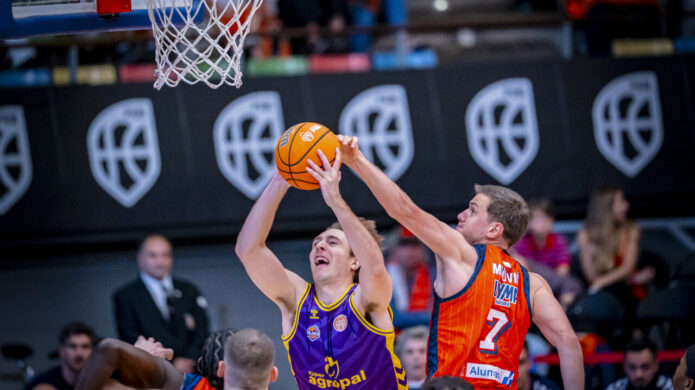 Jugador de baloncesto del Súper Agropal Palencia en acción durante un partido