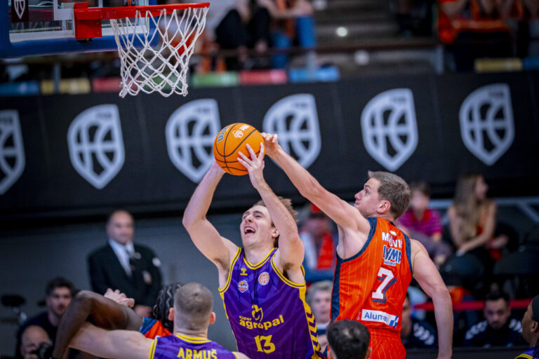 Jugador de baloncesto del Súper Agropal Palencia en acción durante un partido