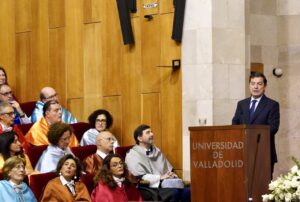 Alfonso Fernández Mañueco hablando en la Universidad de Valladolid durante un evento