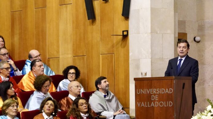 Alfonso Fernández Mañueco hablando en la Universidad de Valladolid durante un evento