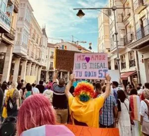 Manifestación del Orgullo LGTBI+ en Palencia con pancartas coloridas