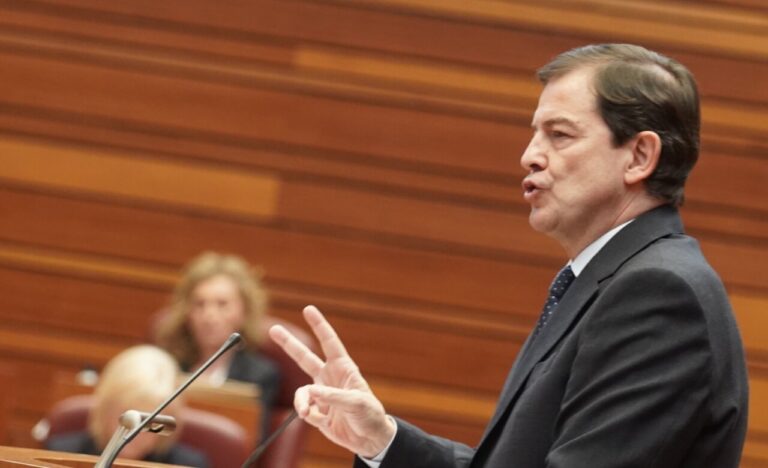 El candidato Manueco durante un debate político en Palencia