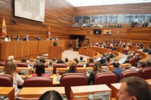 Mañueco hablando en un parlamento con asistentes presentes