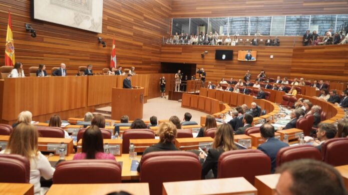 Mañueco hablando en un parlamento con asistentes presentes