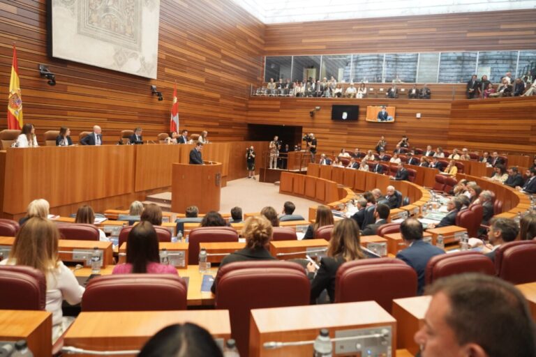 Mañueco hablando en un parlamento con asistentes presentes