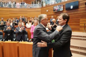 Mañueco siendo reelegido presidente con apoyo de PP y Vox en las Cortes