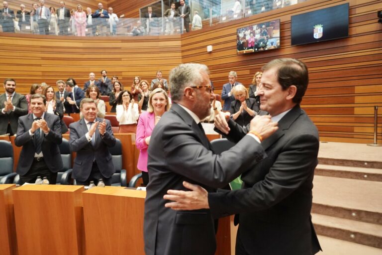Mañueco siendo reelegido presidente con apoyo de PP y Vox en las Cortes