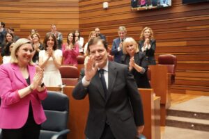 Mañueco saluda tras ser renovado como presidente en el parlamento