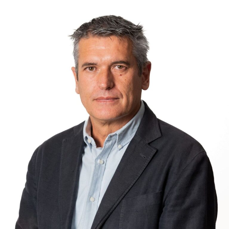 Retrato de Mariano Martínez en un fondo blanco
