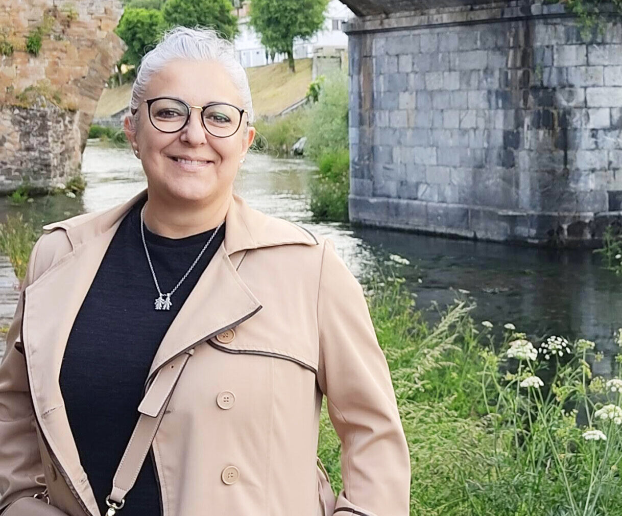 Mariló González sonriente junto a un puente en Velilla del Río Carrión