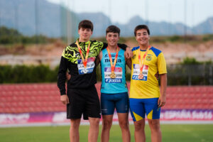Mario Fernández con medalla de plata en lanzamiento de disco junto a otros atletas