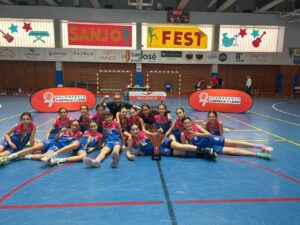 Equipo femenino de baloncesto celebrando su victoria en el campeonato